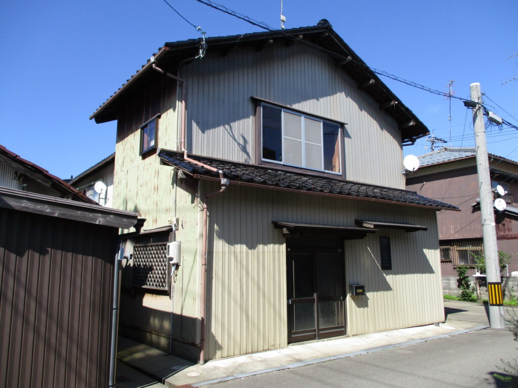 小松駅徒歩8分の立地です