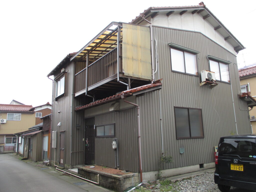 小松駅から徒歩12分