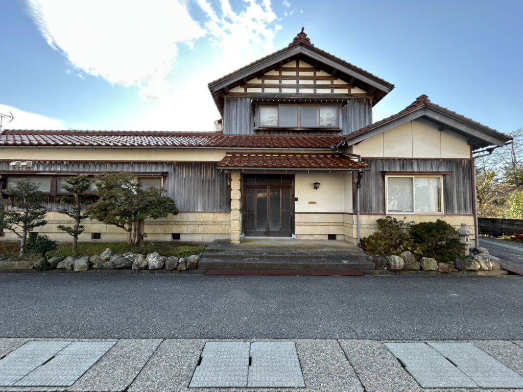 間口の広い納屋付きの和風住宅
